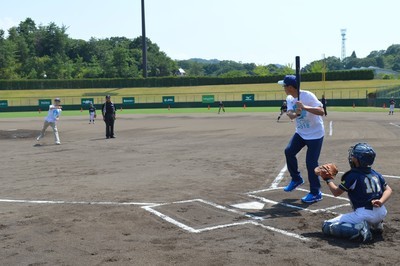 始球式投球する知事