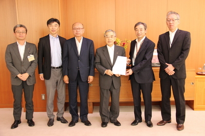 吉岡宏会長（右から二人目）