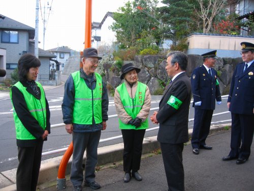 歳末特別警戒として子供見守り隊と松江市街地を見廻っている様子その2