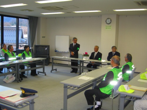 歳末特別警戒として子供見守り隊と松江市街地を見廻っている様子その3