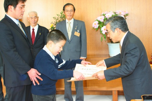 藤井君（斐川町・中部小）が障害者週間で内閣府特命担当大臣賞を受賞され知事が表彰状を伝達した様子その1