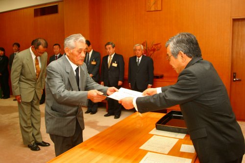 「島根県ふるさと伝統工芸品」の新規指定及び技術後継者表彰の様子その1