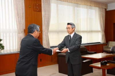 公立大学法人島根県立大学理事長任命書交付式の様子