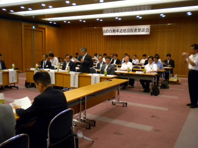 山陰自動車道建設促進懇談会の様子