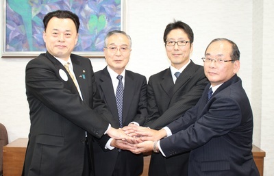 石田浩志社長（右から２人目）、石田和通人会長（右から３人目）
