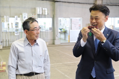 〔写真〕ぶどうを試食する知事