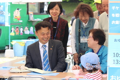 イベントに参加する知事その１