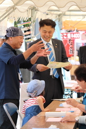 イベントに参加する知事その２