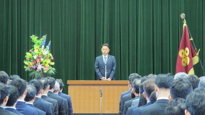 就任式であいさつする丸山知事