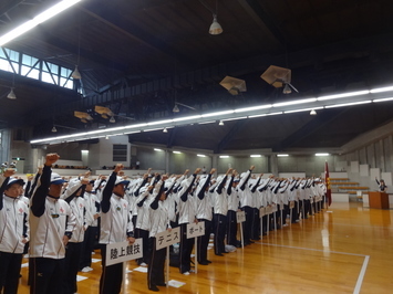 エイエイオーのかけ声とともに（選手団）