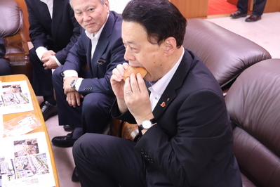 試食する知事