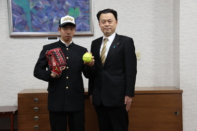 大橋選手と知事の記念撮影