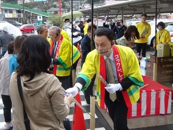 来場者に県産バラを配布