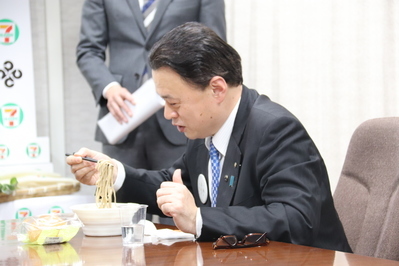 試食する知事