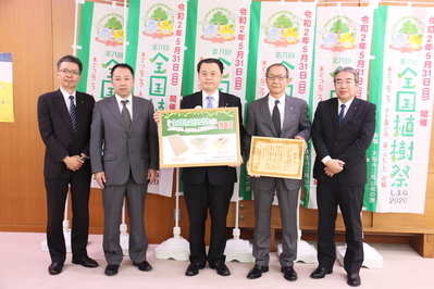 辻村肇取締役会長兼代表取締役社長（右から２番目）