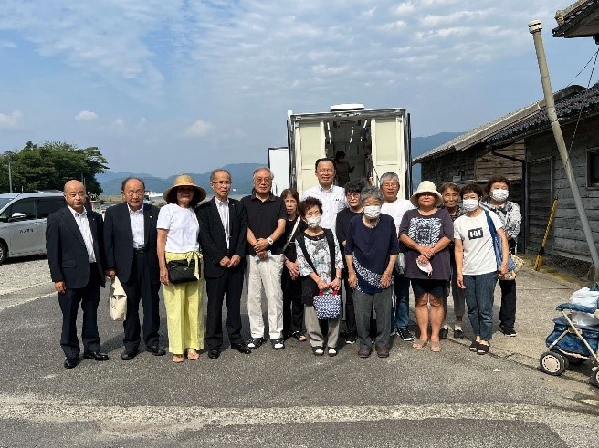 移動販売車の前で、買い物に来られていた西ノ島町珍崎地区の皆さんと