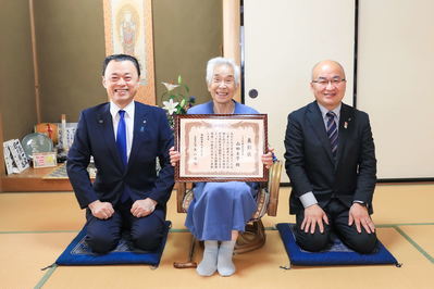 山田文子さん（中央）、奥出雲町糸原町長（右）