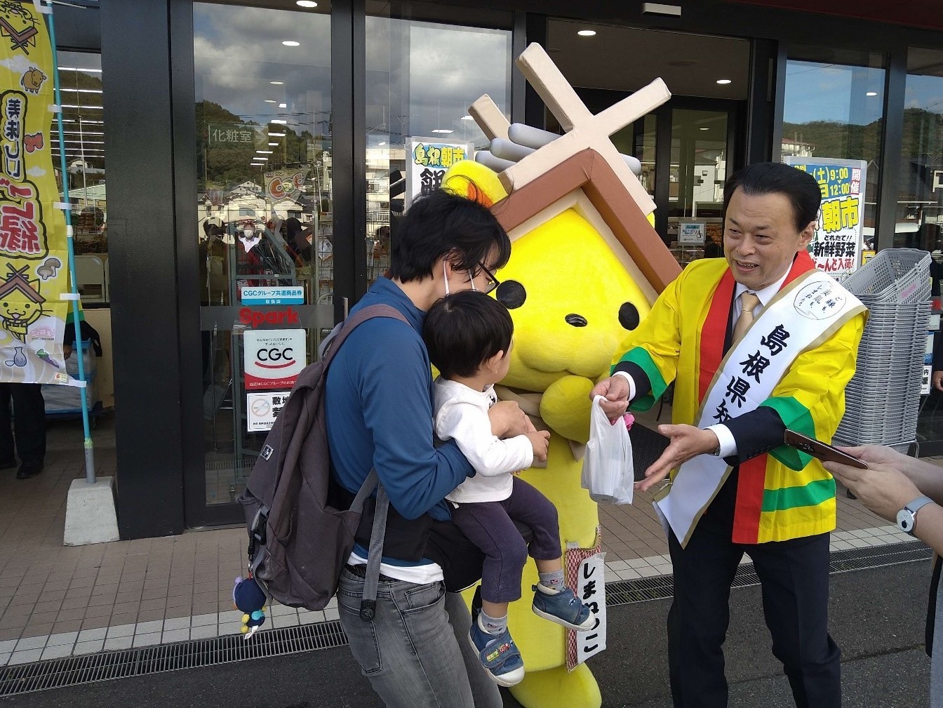 県産シクラメンをプレゼントする知事