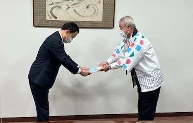 塚原隆昭町長から知事へ書籍を寄贈