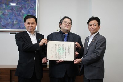 株式会社イデアルアーキテクツ古賀泰裕代表取締役（中央）