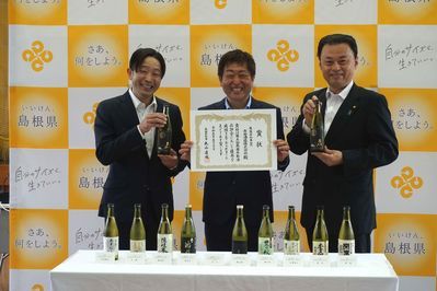 吉田酒造株式会社の吉田代表取締役（中央）、足立杜氏（左）