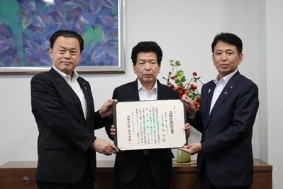 株式会社ケー・エス・イー景山守代表取締役会長（中央）