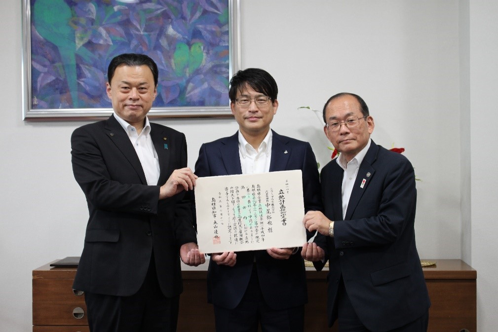 シフトプラス株式会社中尾裕也代表取締役（中央）