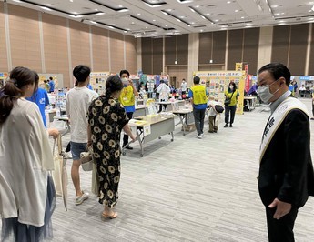 来場者をお出迎えする知事