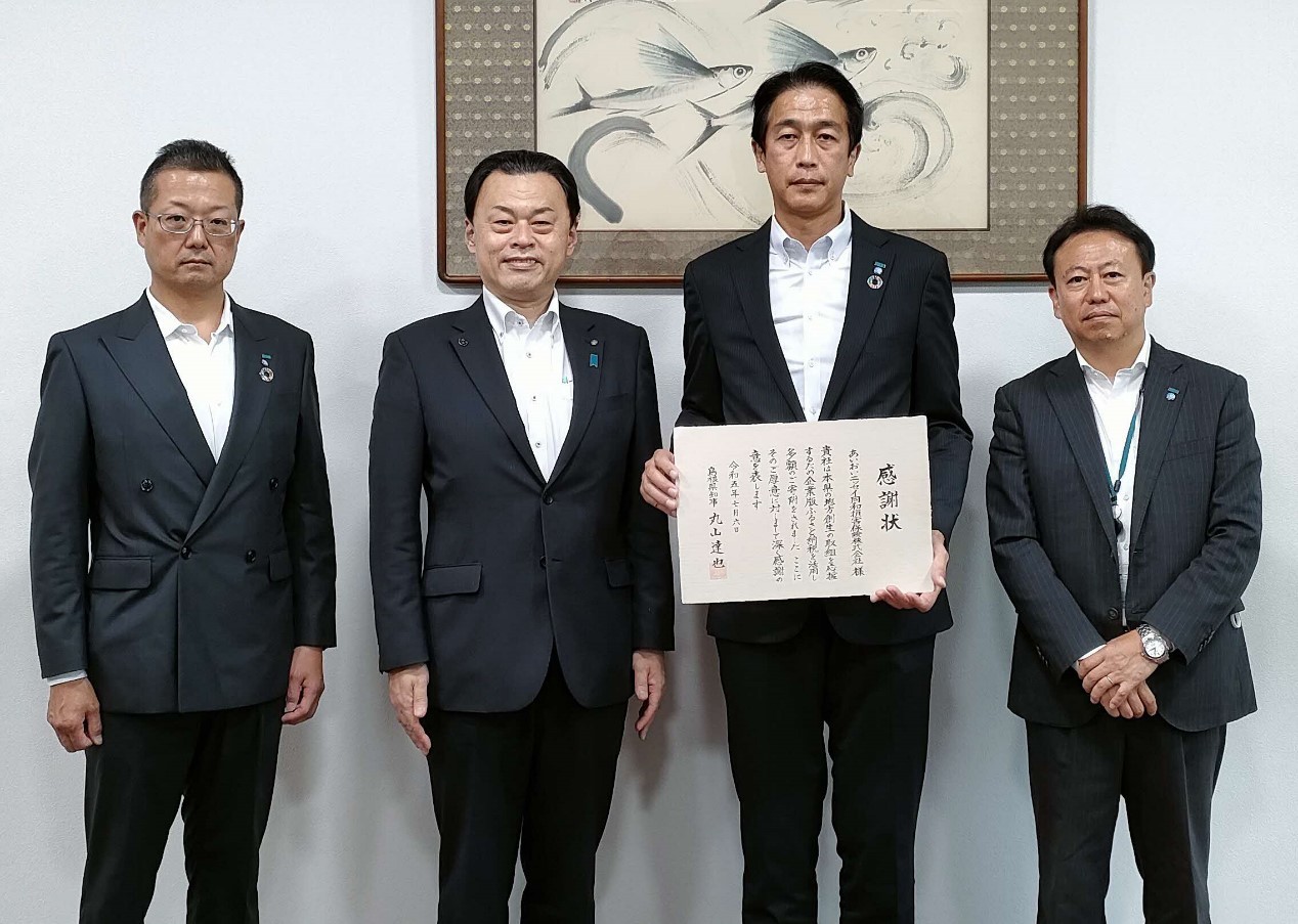 島根支店荒川支店長（中央右）、農野島根営業開発課長（左）、瀬﨑地域戦略室長（右）
