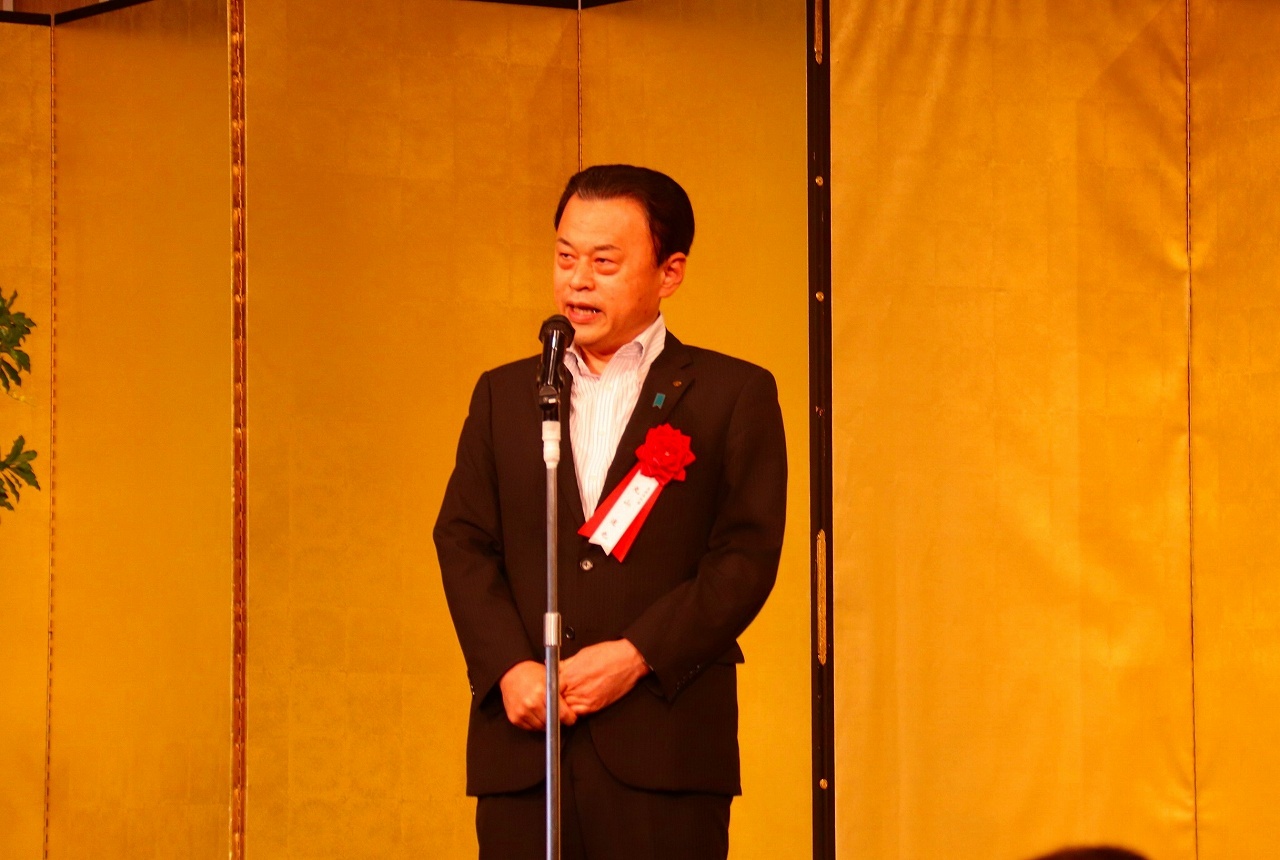 あいさつをする知事