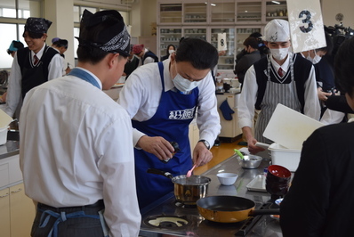 生徒の皆さんと調理をする知事2