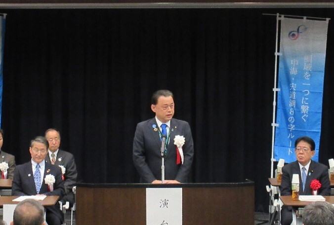 あいさつする知事