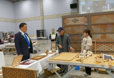 現代の名工「木製建具製造工」ブースを見学するようす
