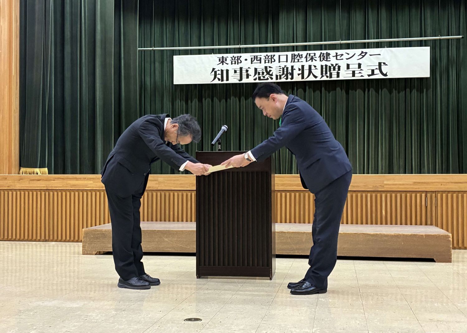 感謝状授与のようす