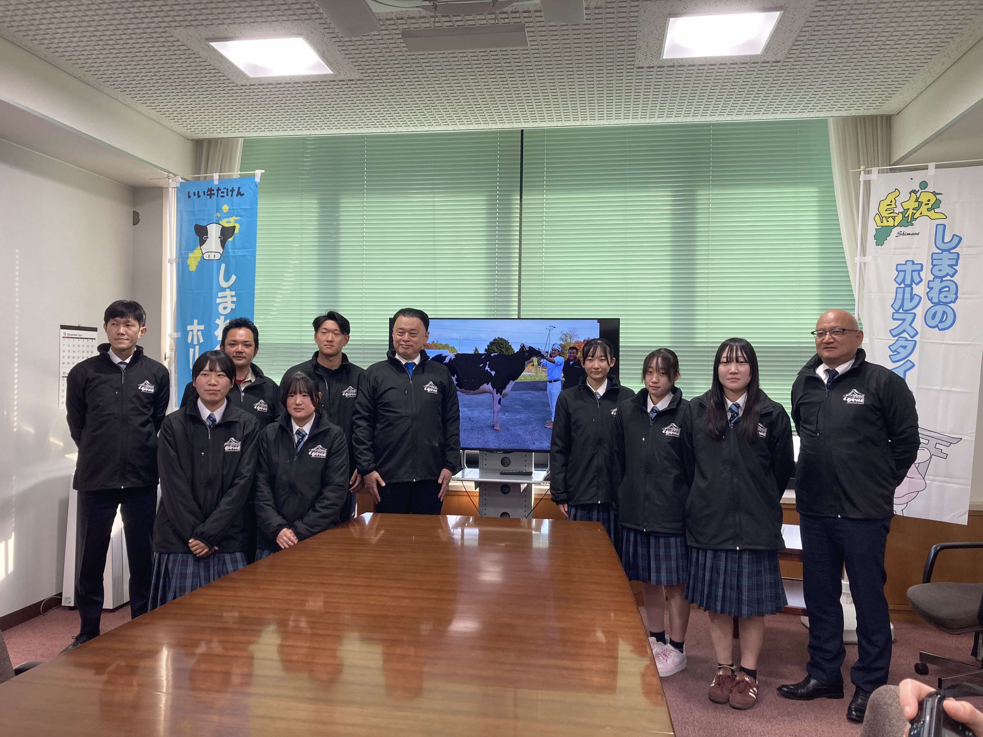 出場者と記念撮影