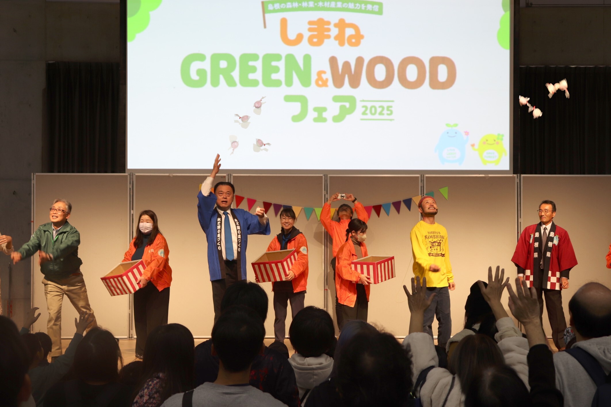 餅まきのようす