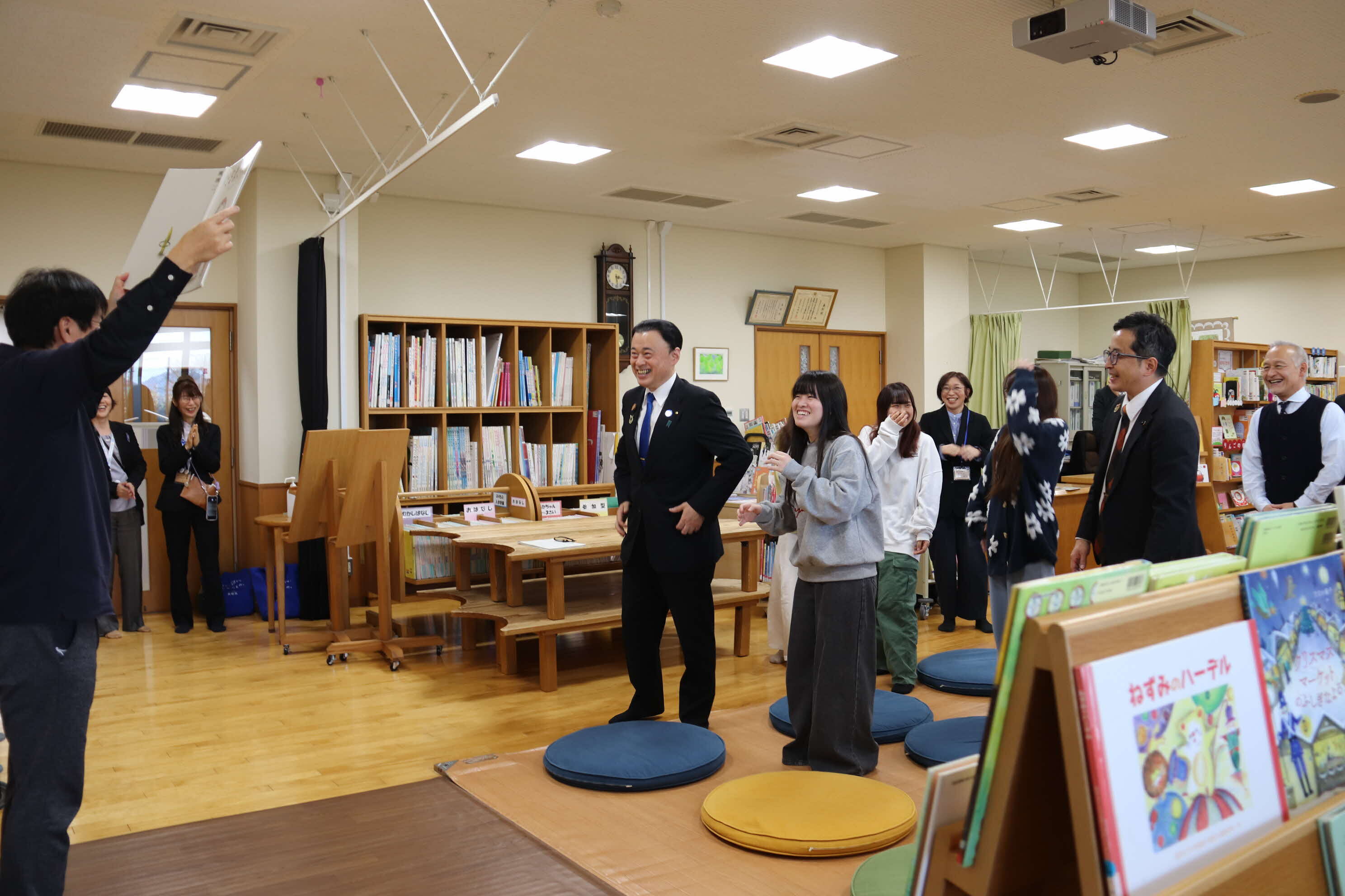 おはなしレストランライブラリーでの読み聞かせ体験のようす