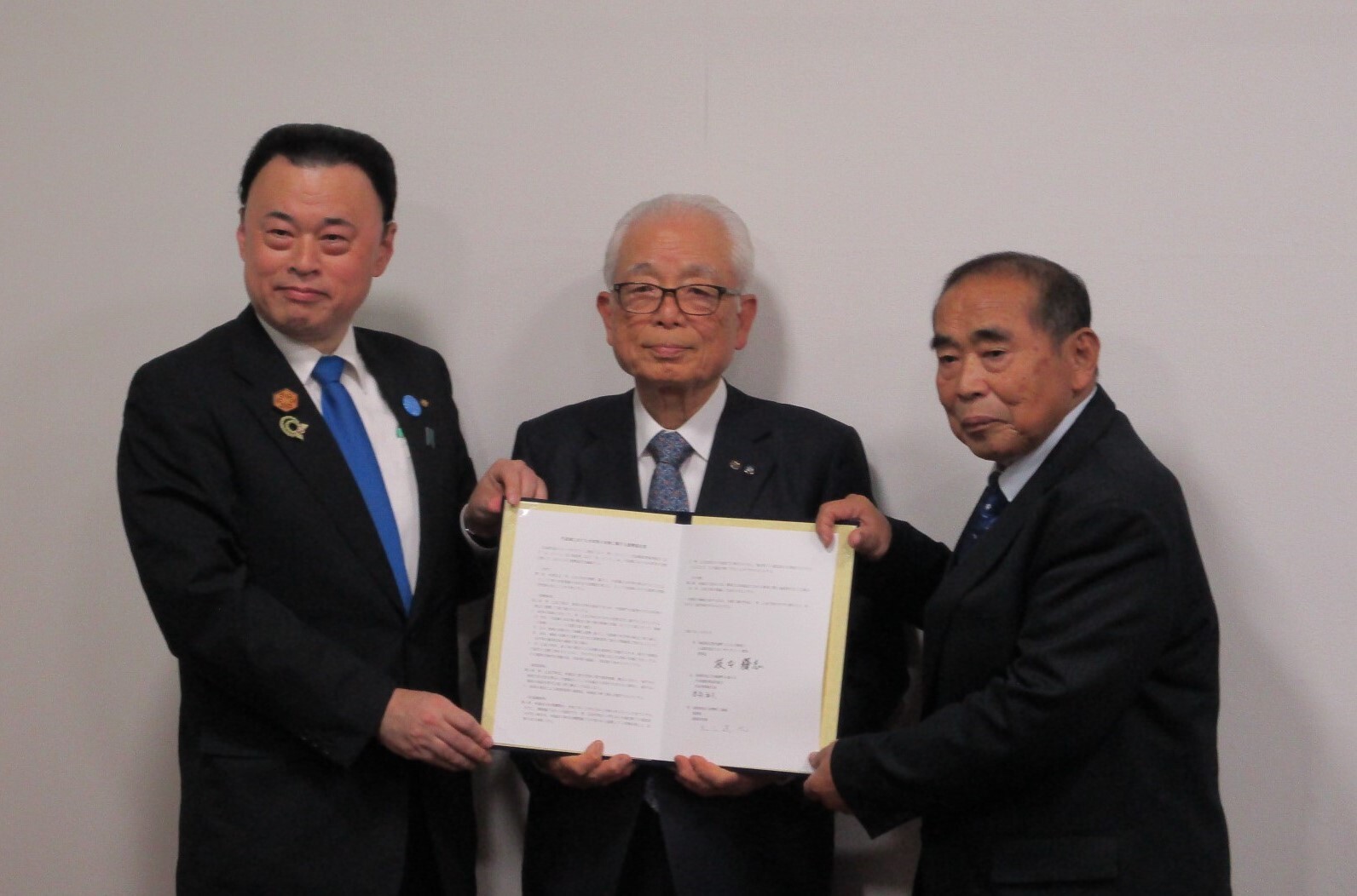 公益財団法人ホシザキグリーン財団坂本理事長（中央）、宍道湖漁業協同組合渡部代表理事組合長（右）