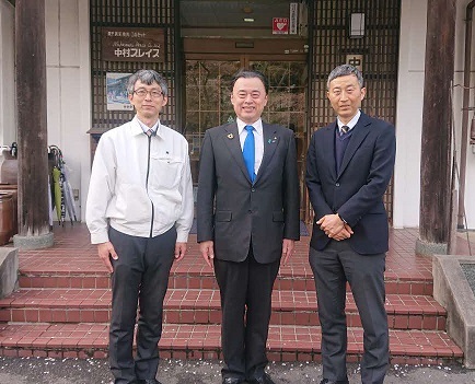 株式会社中村ブレイスの本社前にて