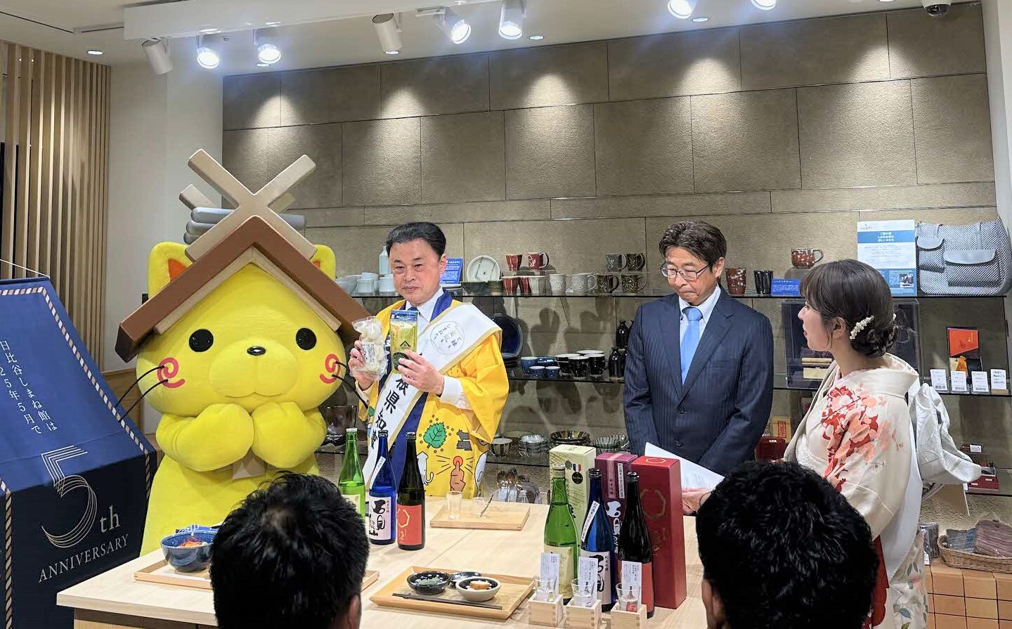 しまねっこと一緒に県産品をＰＲするようす