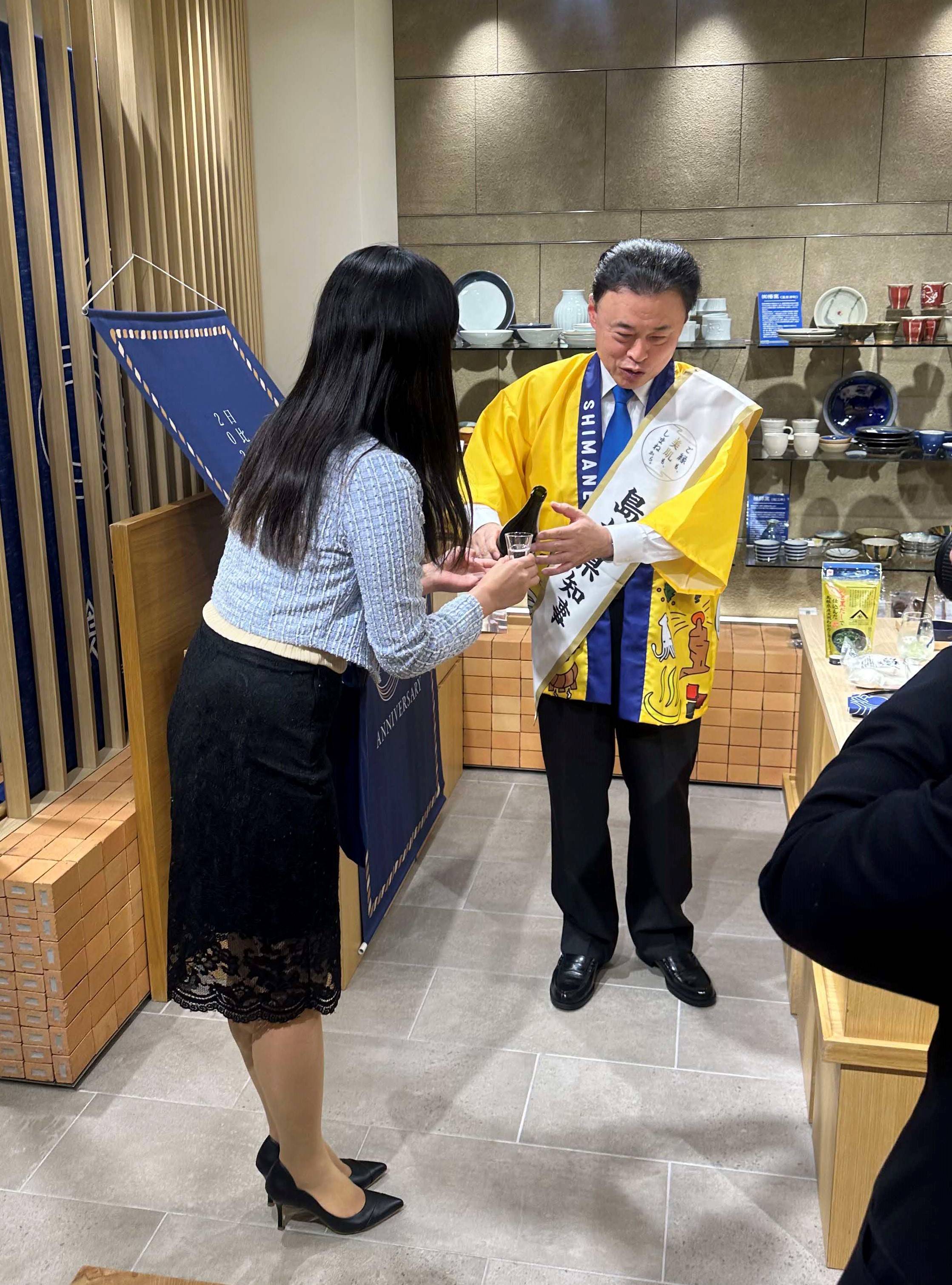 来館者に向けて日本酒を振る舞うようす