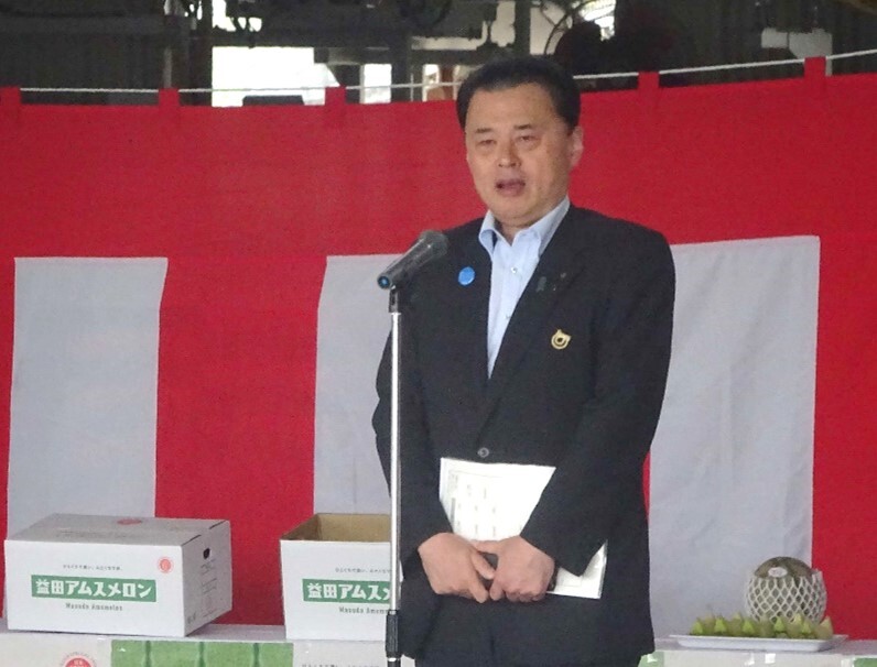 あいさつをする知事