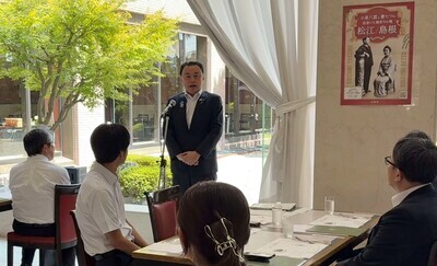 あいさつをする知事