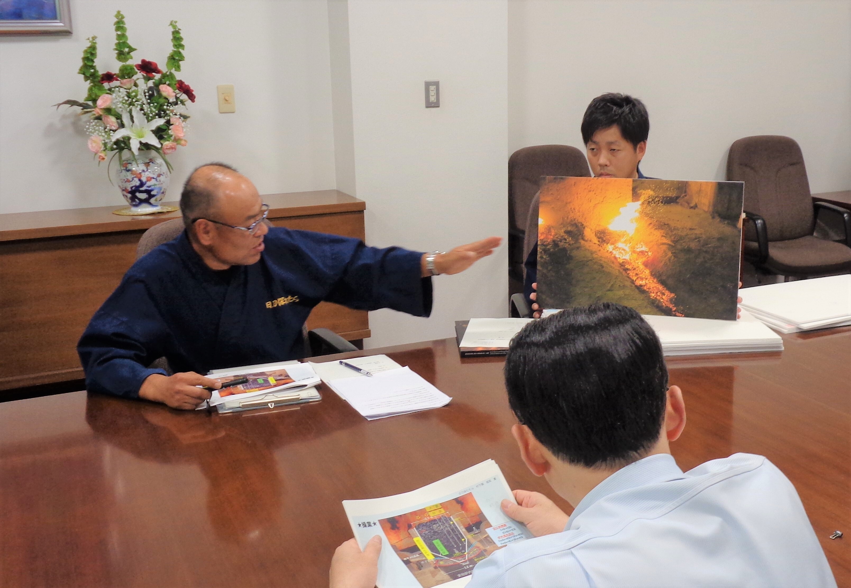 日刀保たたらの説明のようす