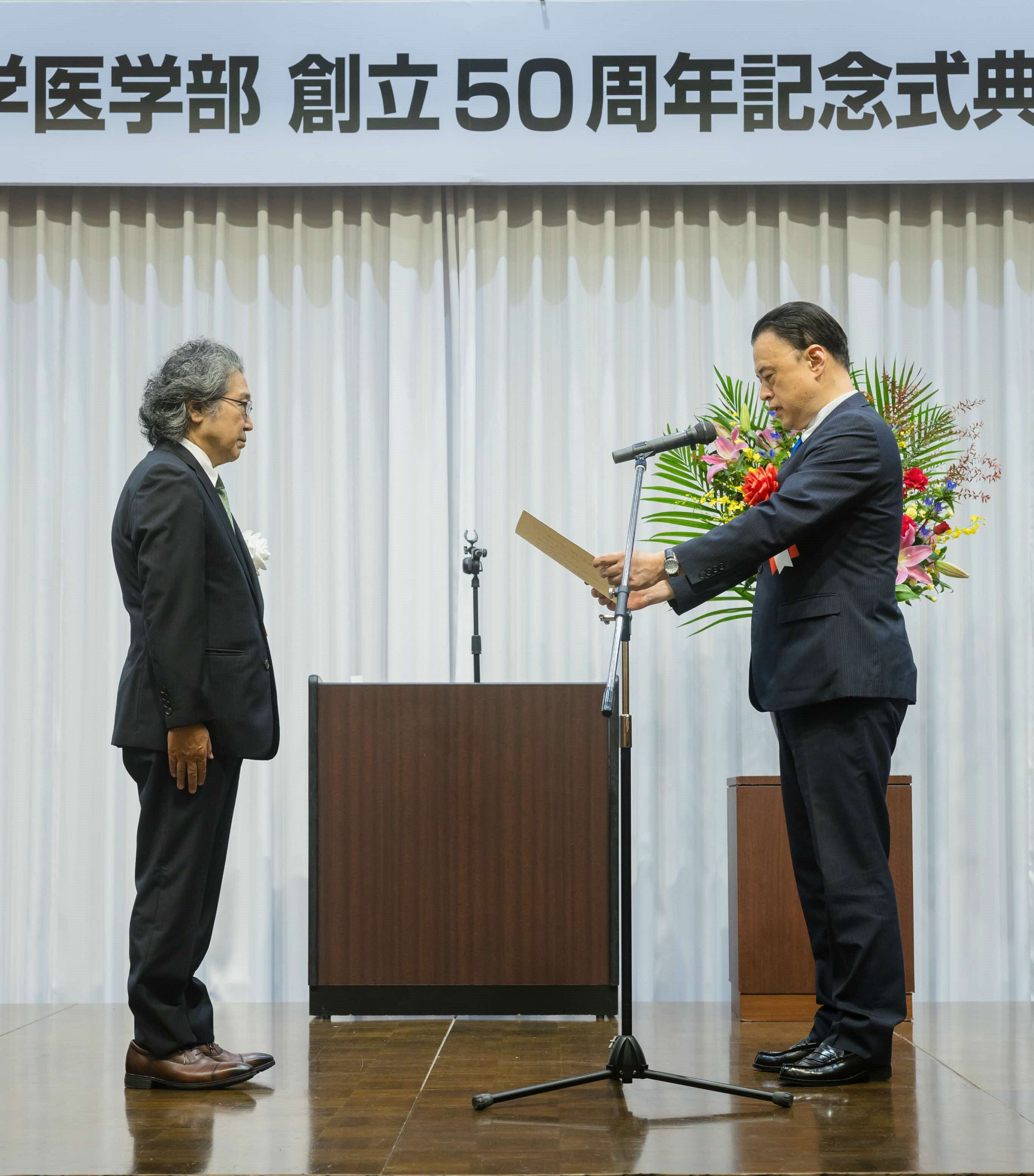 感謝状贈呈のようす（島根大学医学部附属病院椎名病院長）