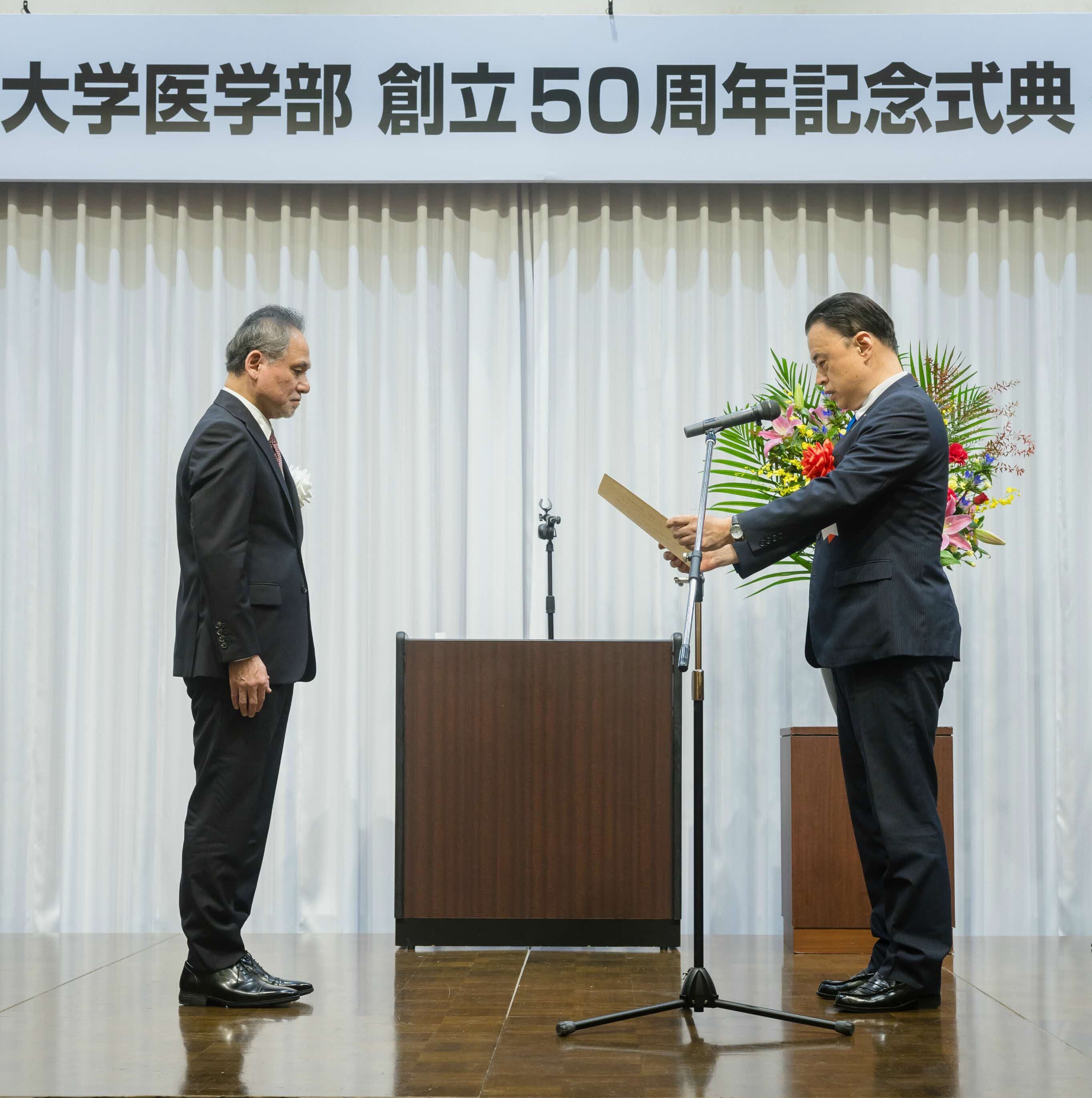 感謝状贈呈のようす（島根大学医学部石原医学部長）