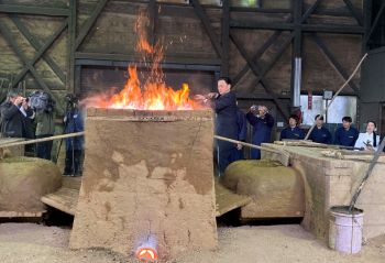 「初種装入」に臨む知事