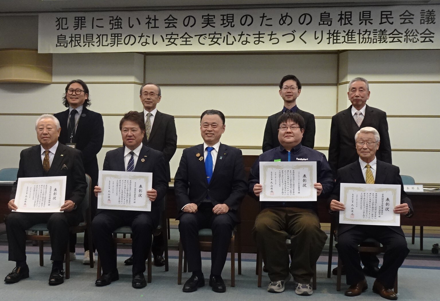 受賞団体の代表者の皆さんと