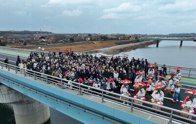 式典参加者とのドローンによる撮影のようす