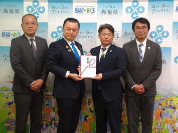 目録贈呈後の記念撮影